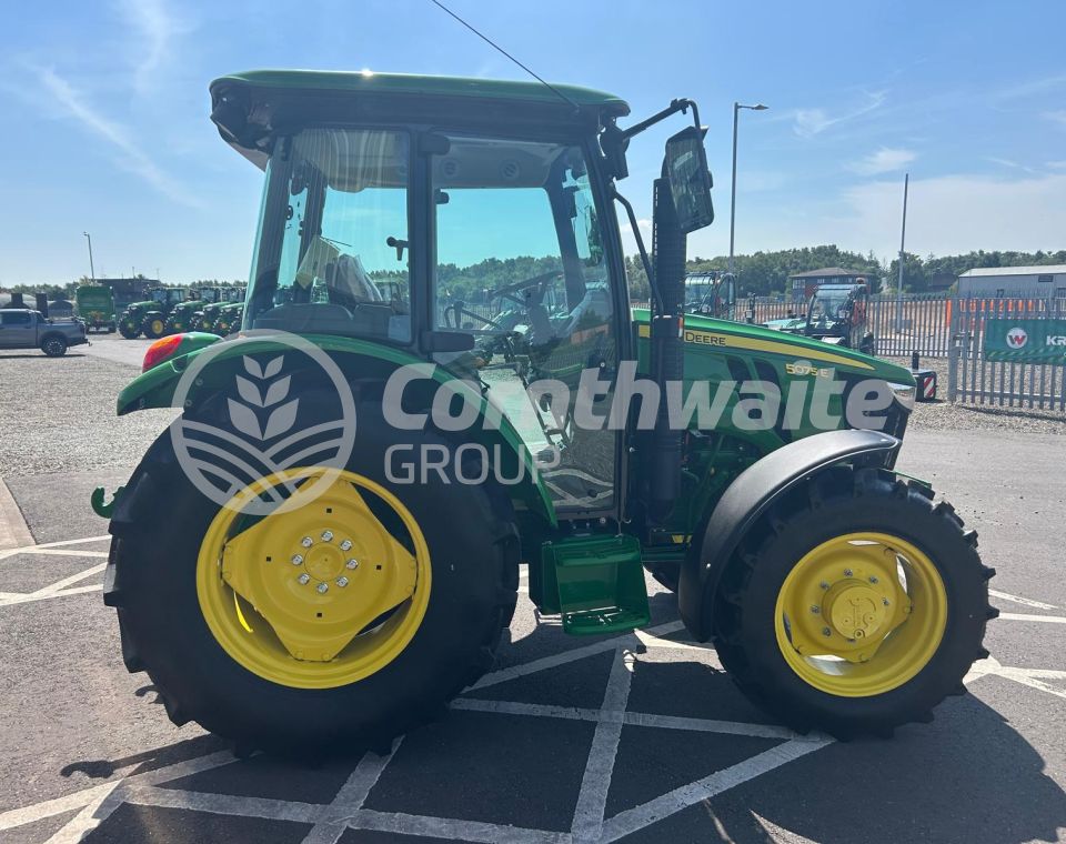 John Deere 5075E