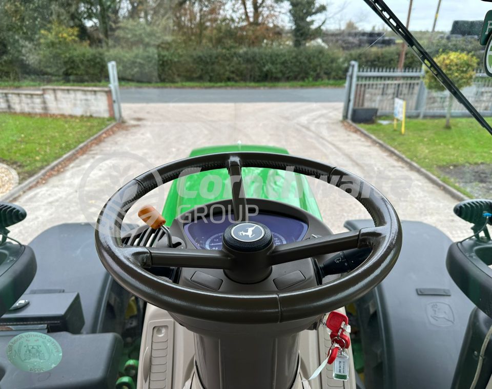 John Deere 6215R