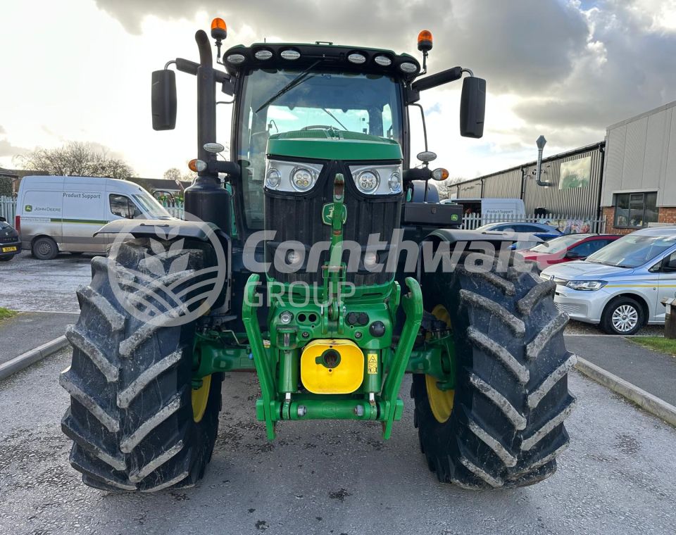 John Deere 6215R