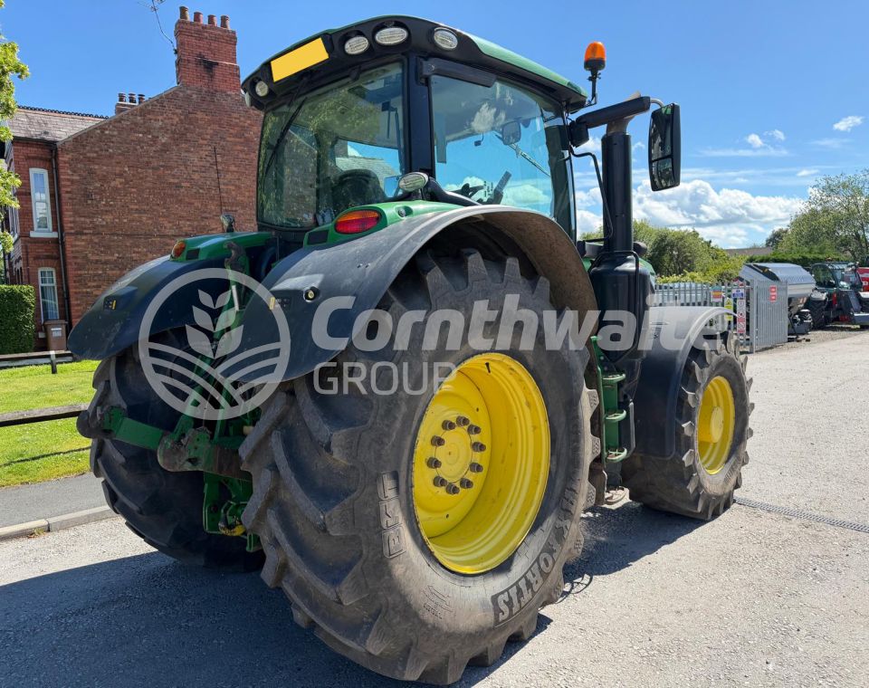 John Deere 6215R