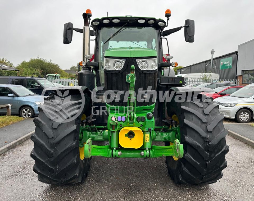 John Deere 6215R                         
