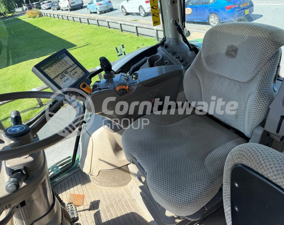 John Deere 6215R