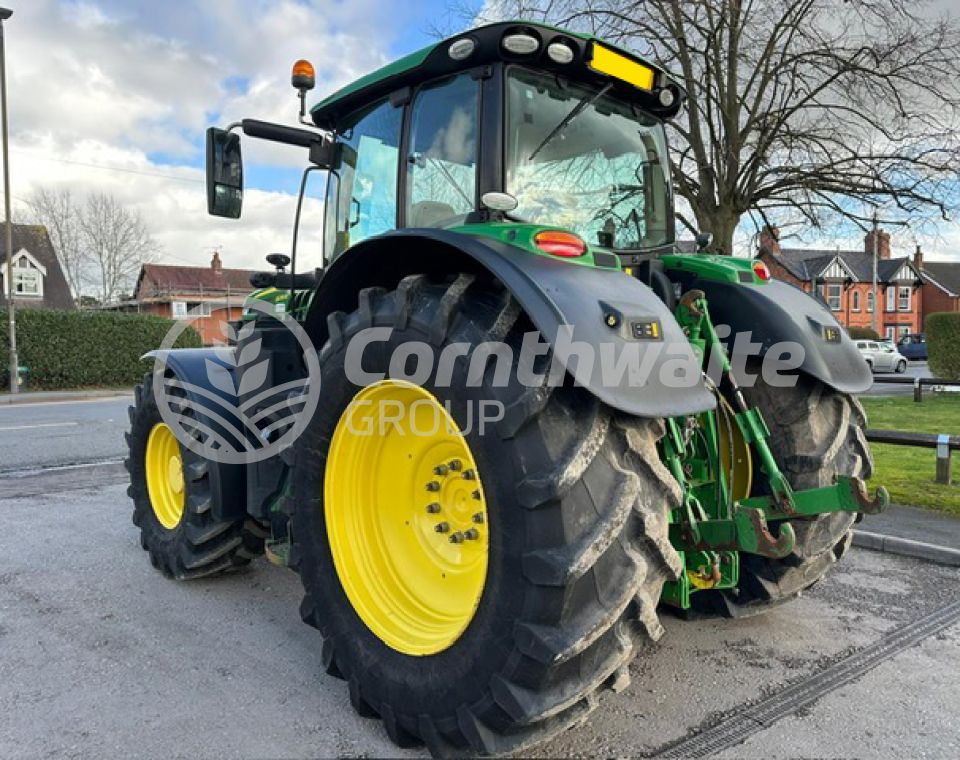 John Deere 6215R
