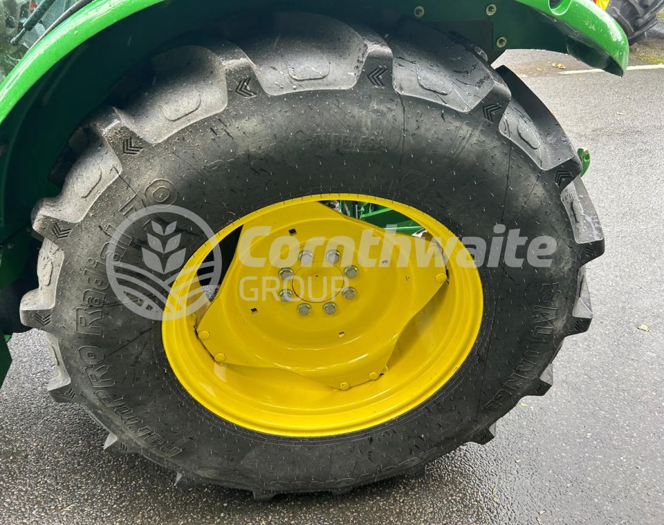 John Deere 5075E