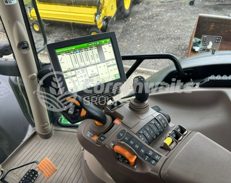 John Deere 6215R