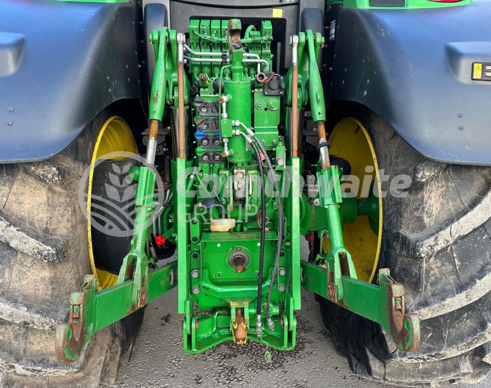 John Deere 6215R