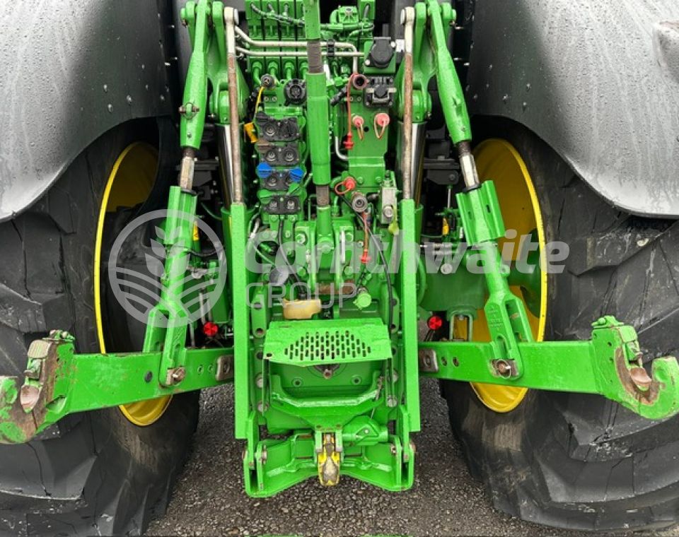 John Deere 6215R                         