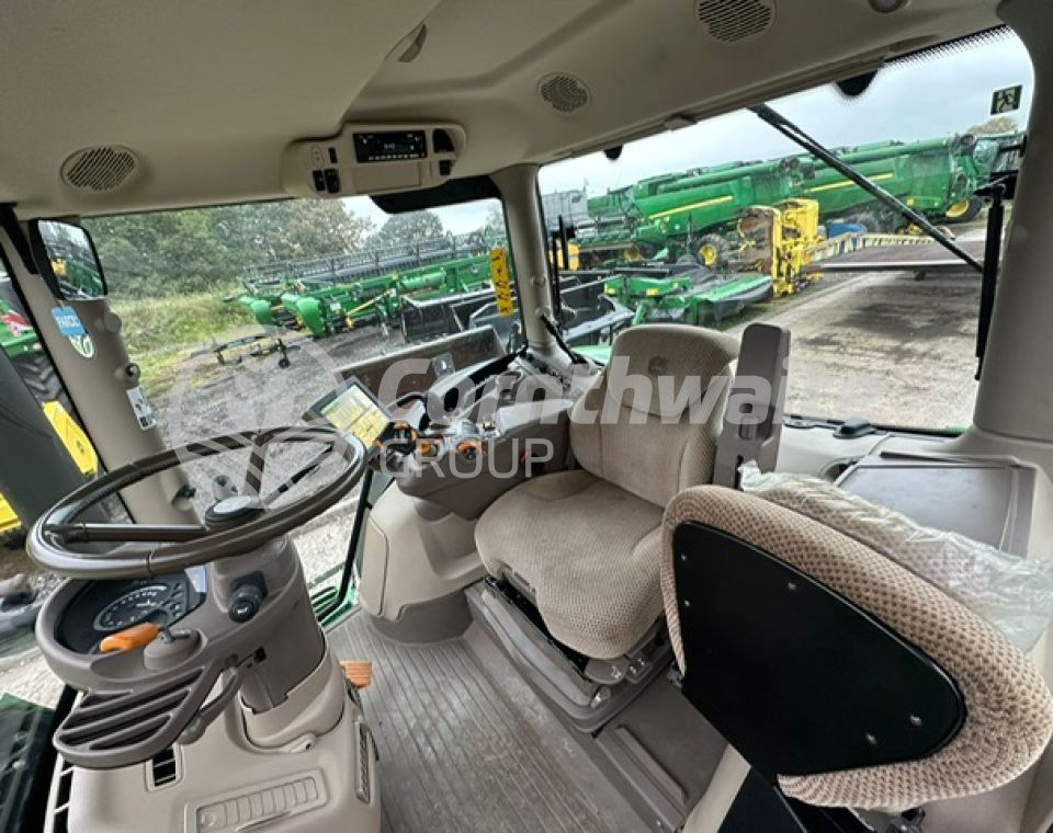 John Deere 6215R