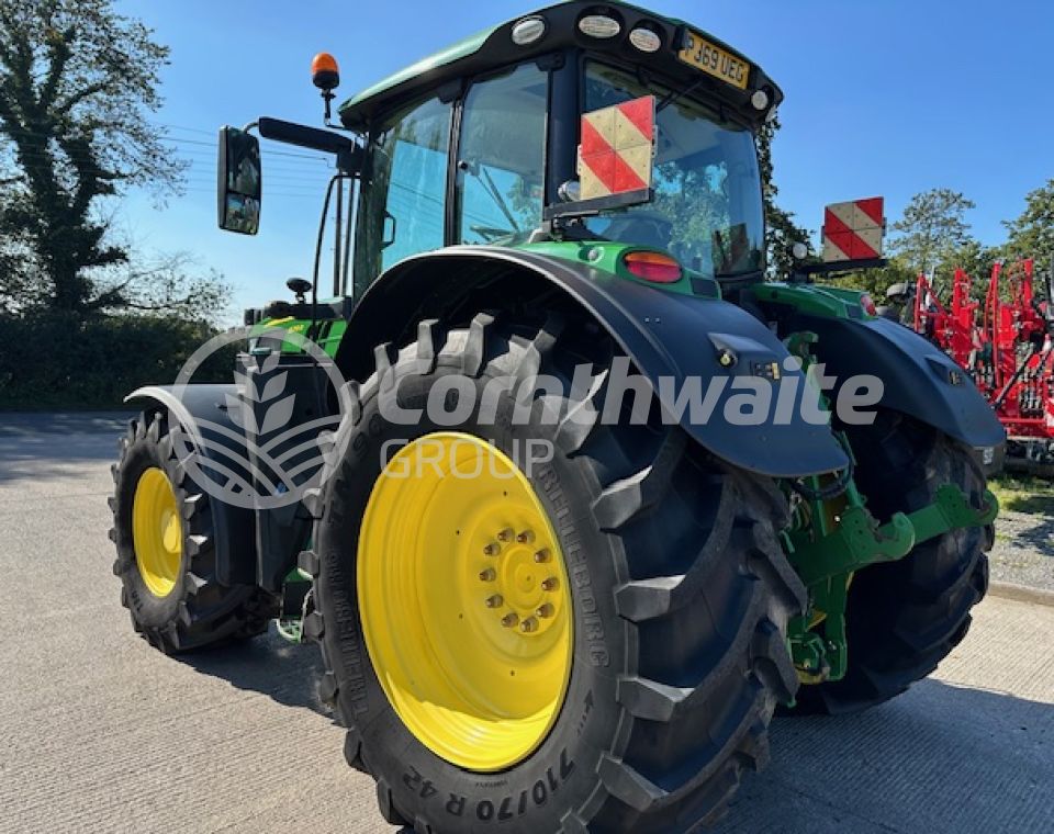 John Deere 6215R